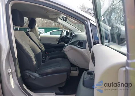 2017 Chrysler Pacifica Touring из США, поврежденный, VIN 2C4RC1DG0HR747952